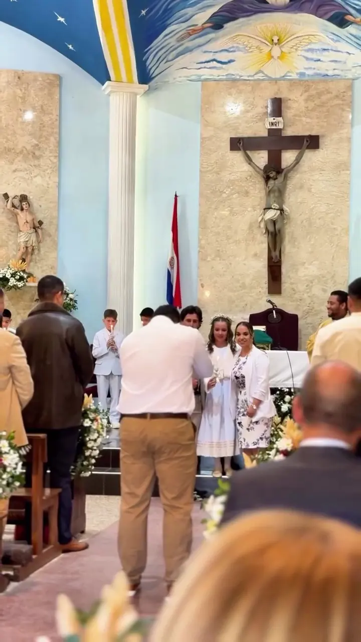Niños de primera comunión frente al altar