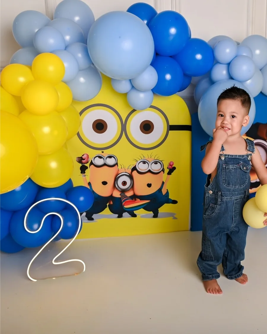 Niño de dos años en un set de Minions con un número dos